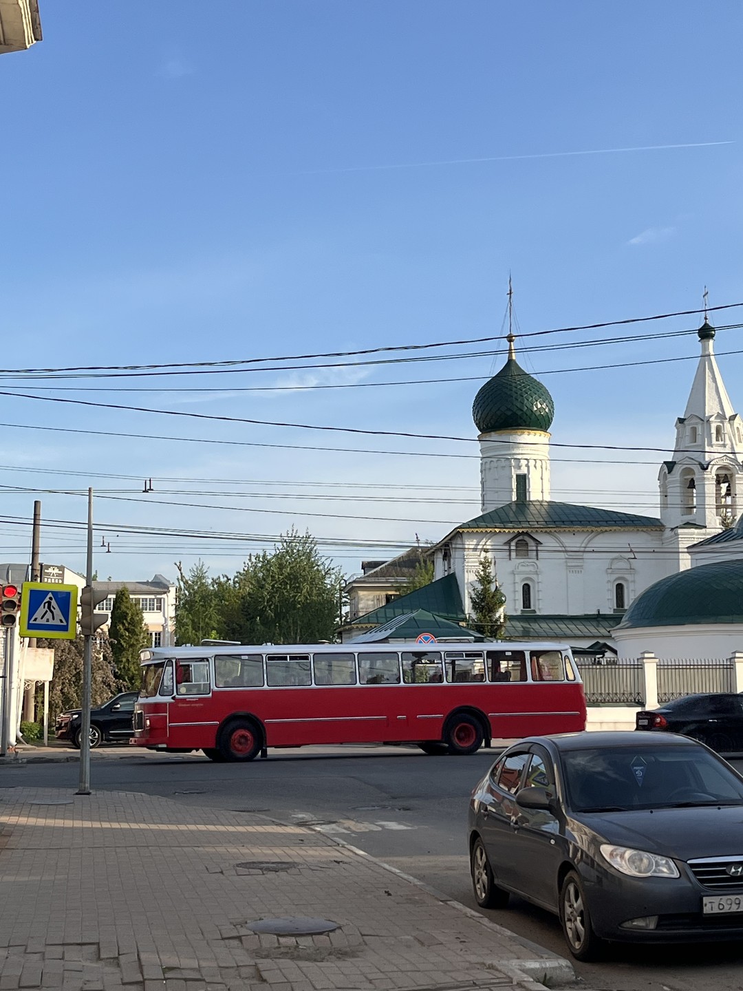 Приехали с подругами в Ярославль на пару дней. Искали обзорную экскурсию без особого акцента на летопись города и церки