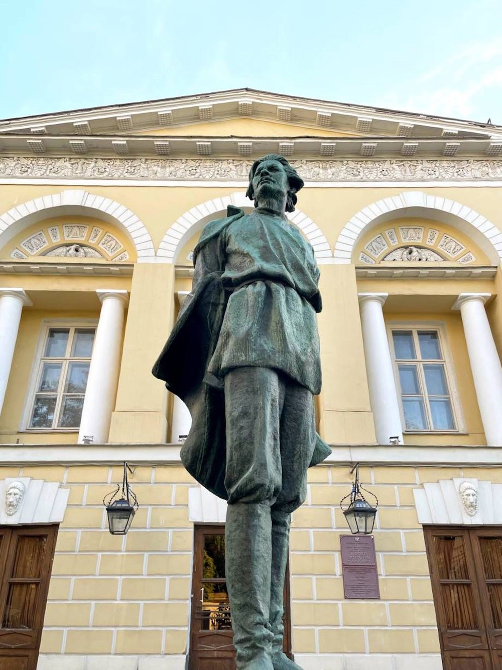 Истории женщин old money на прогулке по Поварской улице (6/6)