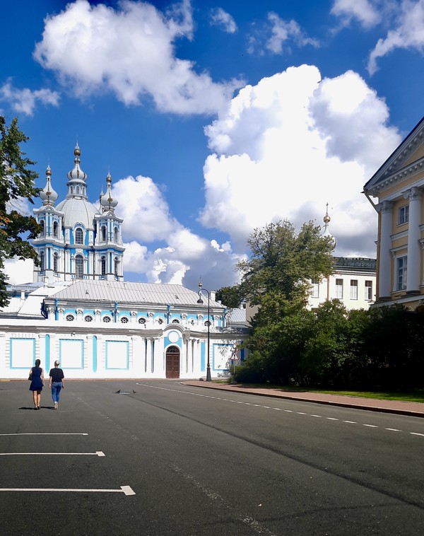 Смольный за 300 лет: от Смольного двора до убийства Кирова