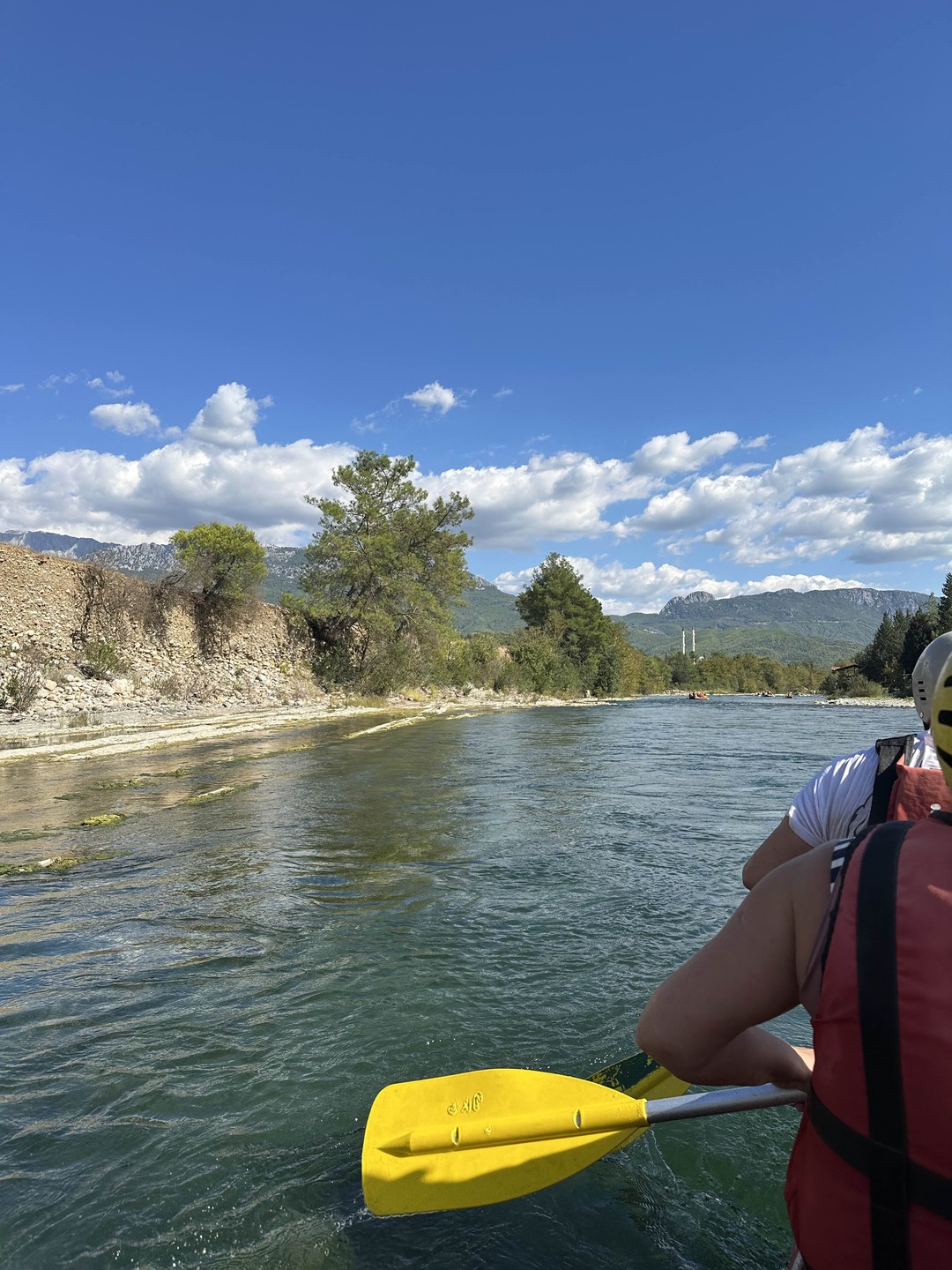 Экскурсия хорошая, сплав по реке спокойный, есть немного порогов, но все безопасно, можно с детьми. Красивые