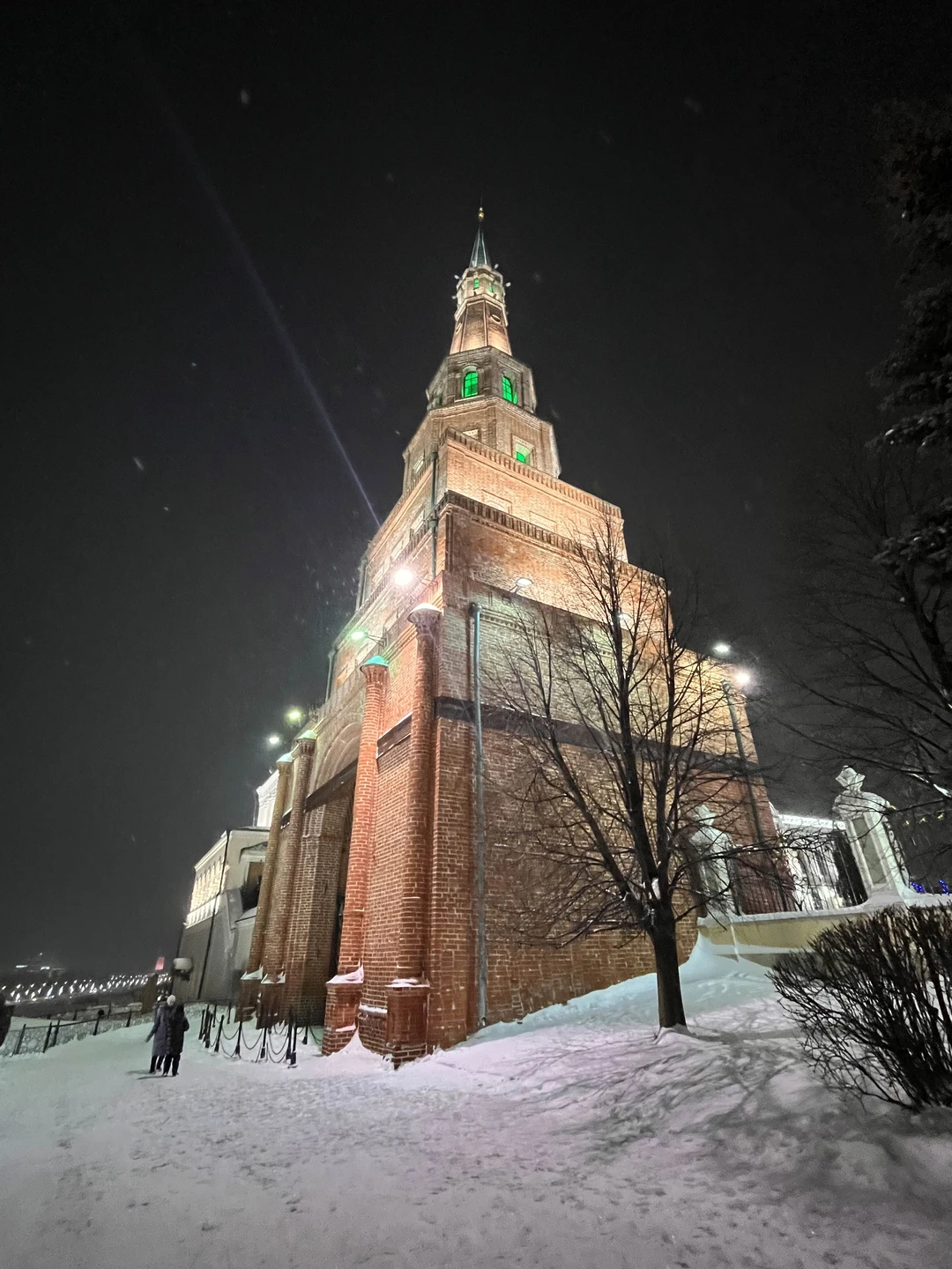 Два часа пролетели незаметно) Мы могли бы еще столько же проходить, слушая Сергея с открытыми ртами