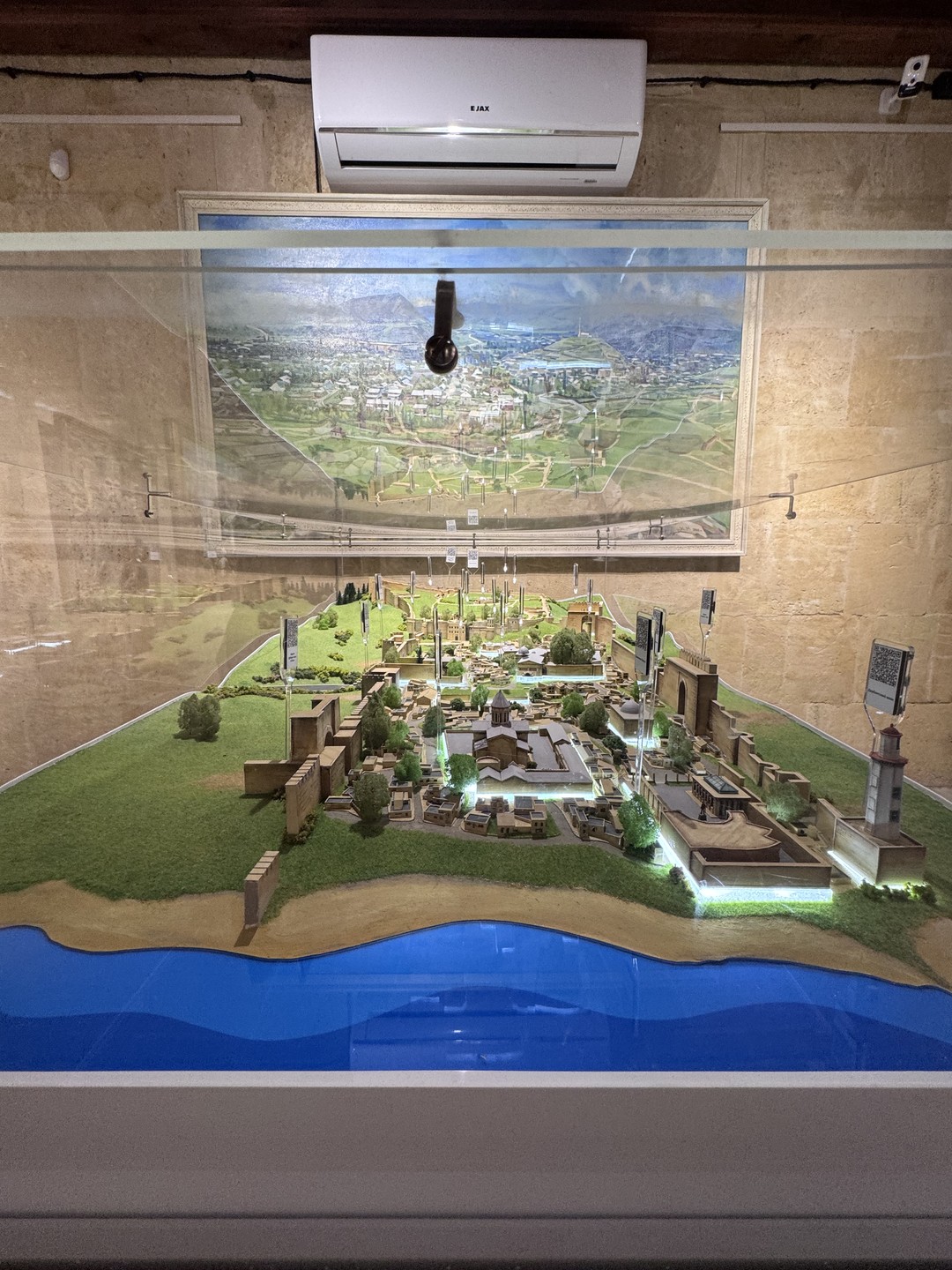 Огромное спасибо Эльмире за экскурсию по Старому городу и крепости Нарын-Кала. Никакие путеводители не заменят гида