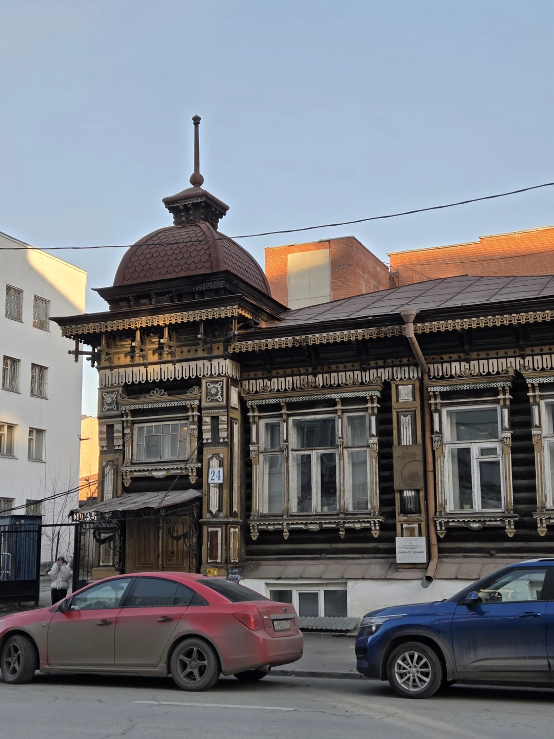 Большое спасибо Владимиру! Очень понравились истории, маршрут. Хорошо подобраны цитаты к маршруту. Гид очень располагает к