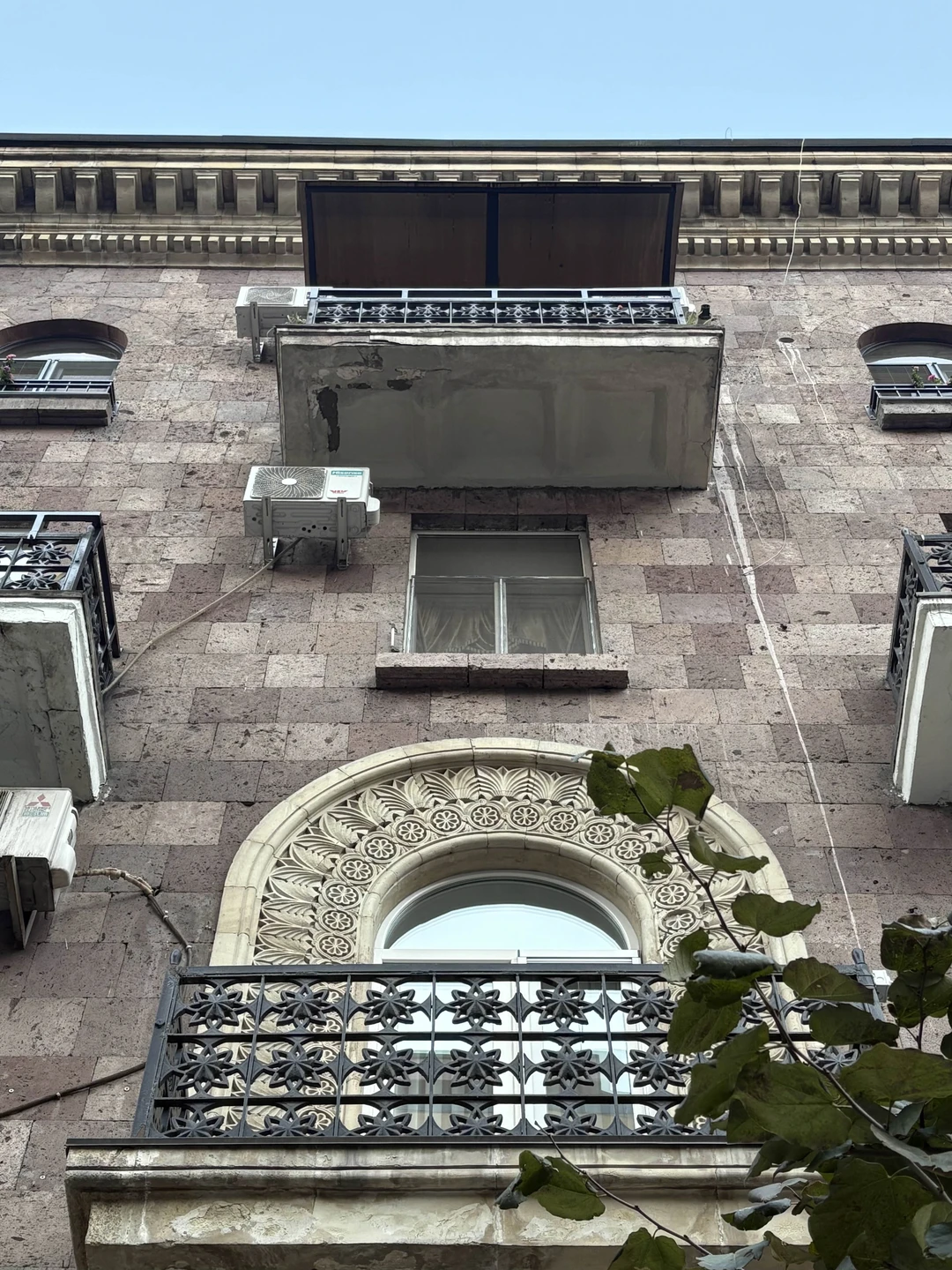 Анна очень приветлива и позитивна, рассказывает с душой про свой любимый город. Нет лишних подробностей, которые