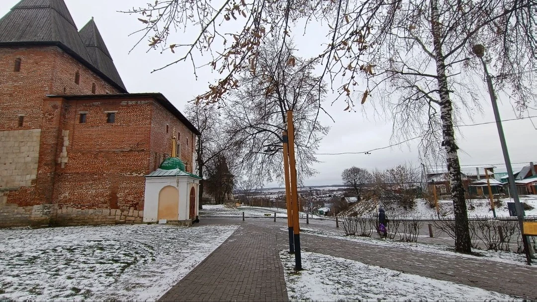 Неторопливо, с чувством, с толком, с расстановкой. Очень много событий и интересных историй о красивом городе