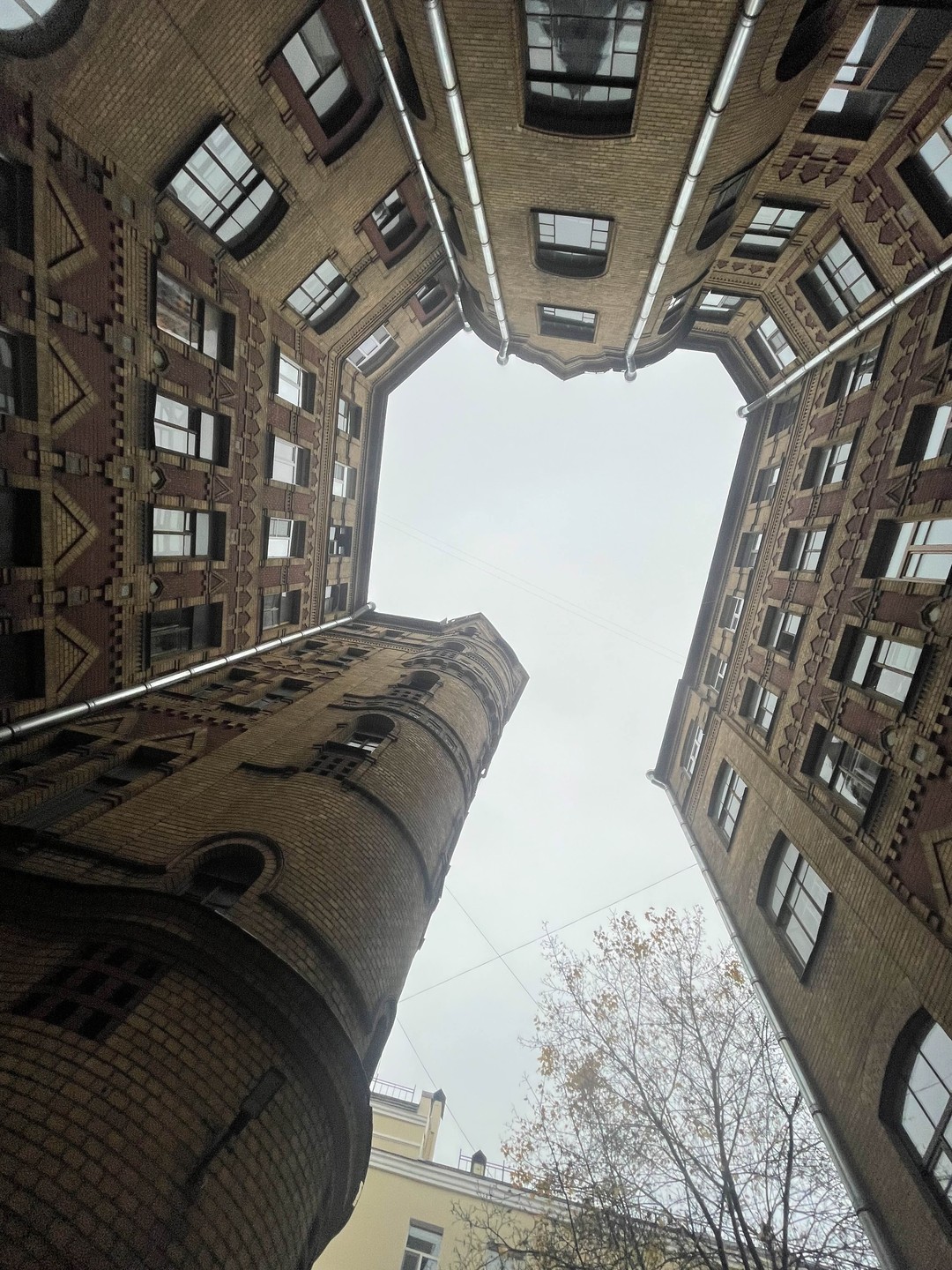 Доходные дома, дворы-колодцы и парадные лестницы (Мария)