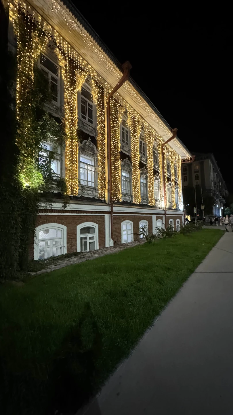 Хорошая, добротная поездка-экскурсия по ночному/вечернему городу. Мне нравятся ночные экскурсии брать в новом городе, город в