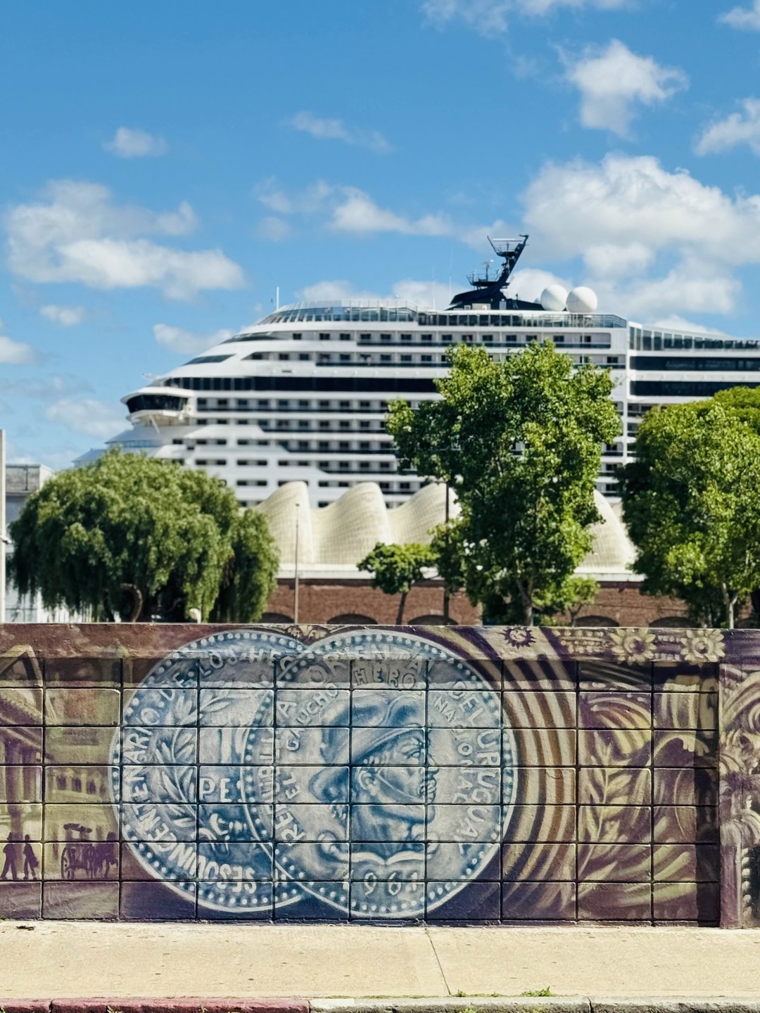 Картинка полностью сложилась о стране, огромные пляжи, местный колорит и вкусная кухня. Уругвай стоит посетить даже одним днем.