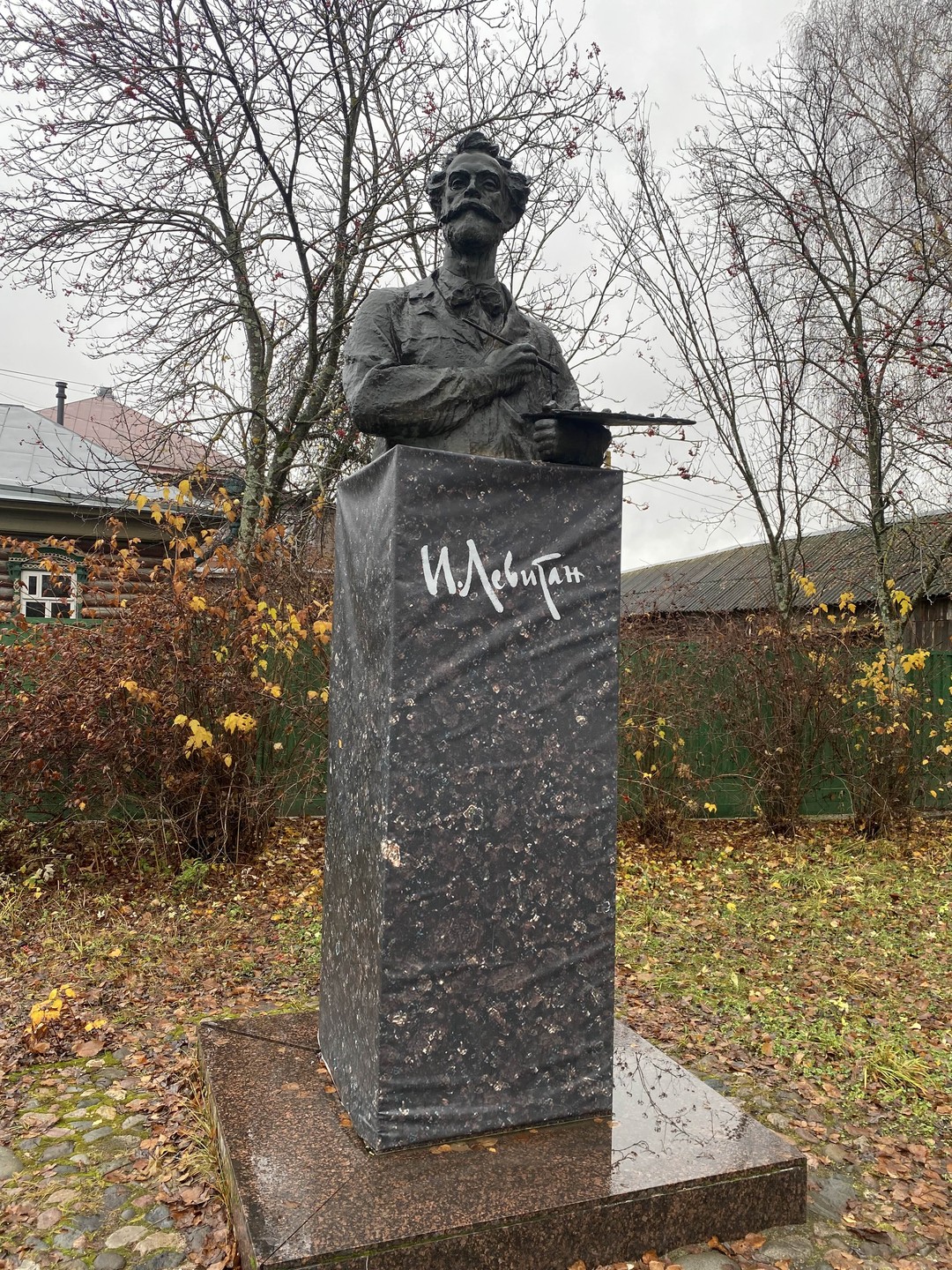 Гуляли по великолепному Плесу с Гидом Евгением. Огромная благодарность ему! Интересный рассказчик, знающий о городе все