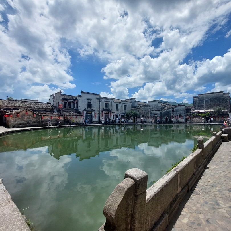 Действительно побывали в Поднебесной. Горы Хуаншань завораживают своей красотой и живописностью. Получили настоящее удовольствие и физ.