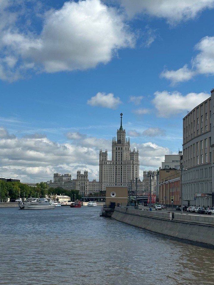 Это шикарное путешествие, нам очень-очень понравилось, виды шикарные, сам кораблик отличный, вкусно покушали, молодые ребята официанты