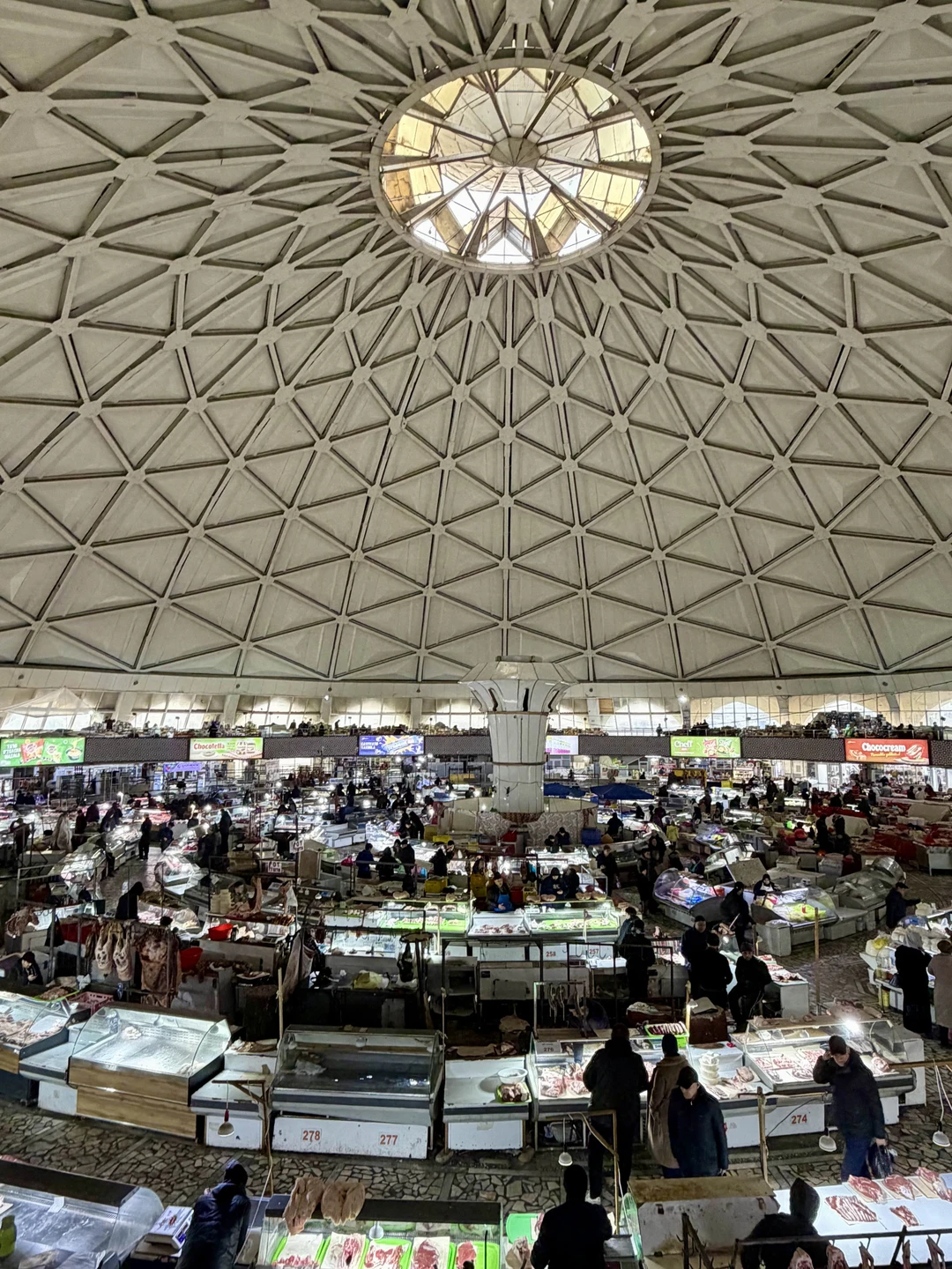 Нашим экскурсоводом был Бек. На экскурсию мы попали после ночного перелета и казалось, что будет очень