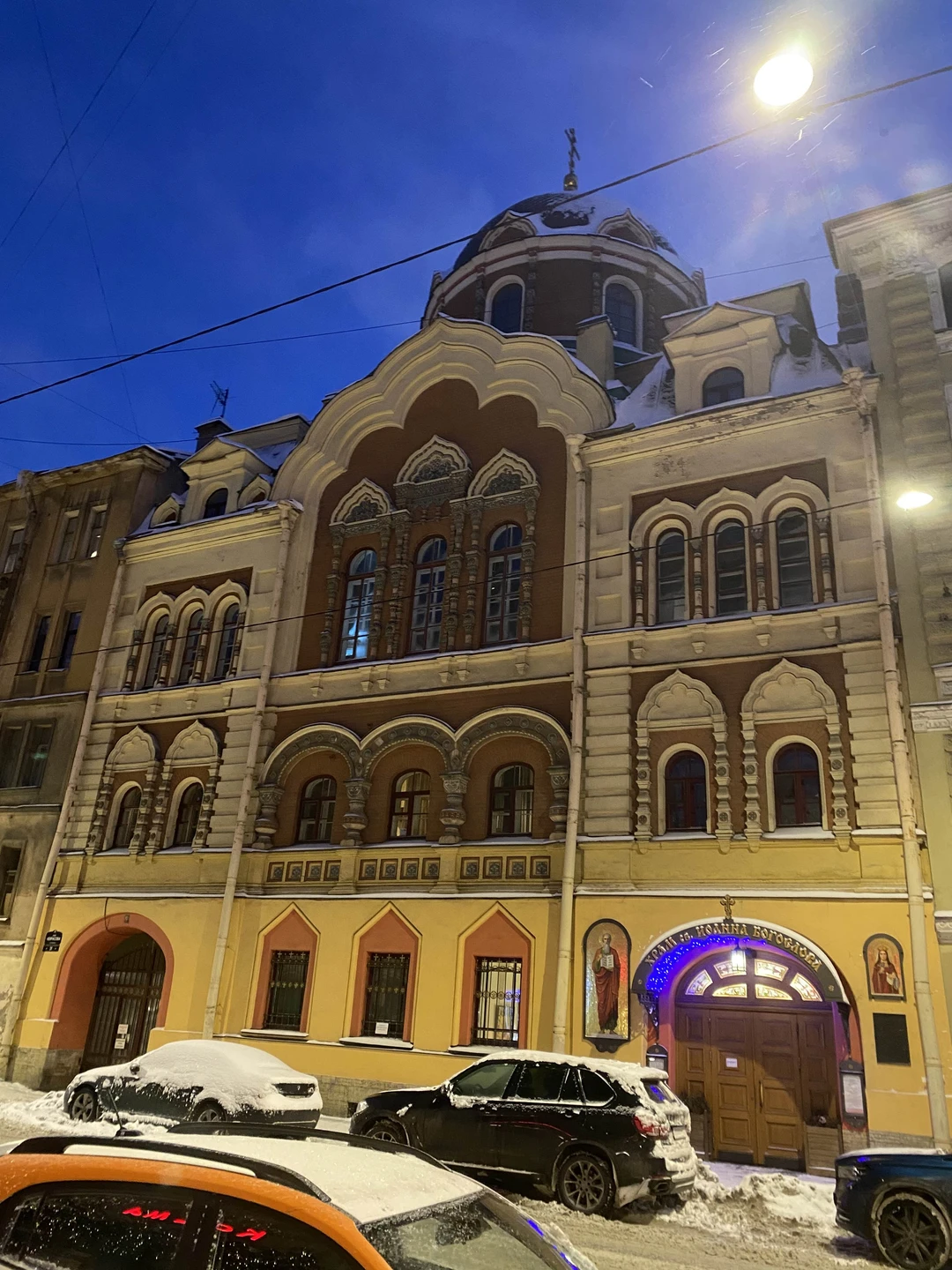 Отличная экскурсия, интересный маршрут. Поэзия архитектуры и глубокие знания экскурсовода. Созерцание и погружение. Осмотрели много уникальных