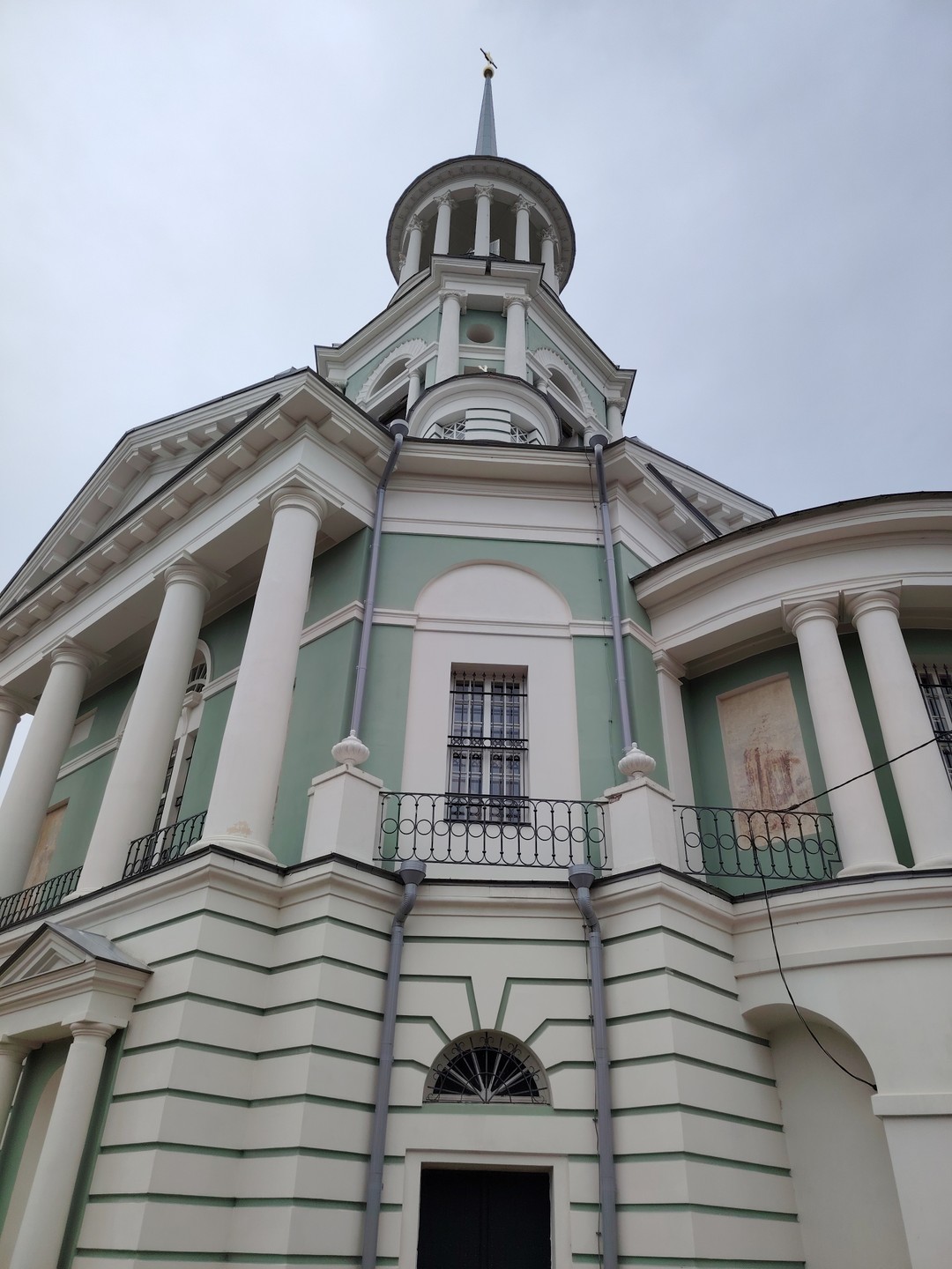 Экскурсия была организована отлично. Проводил Павел. Текст подавался интересно и сознанием дела.. . Но периодически были