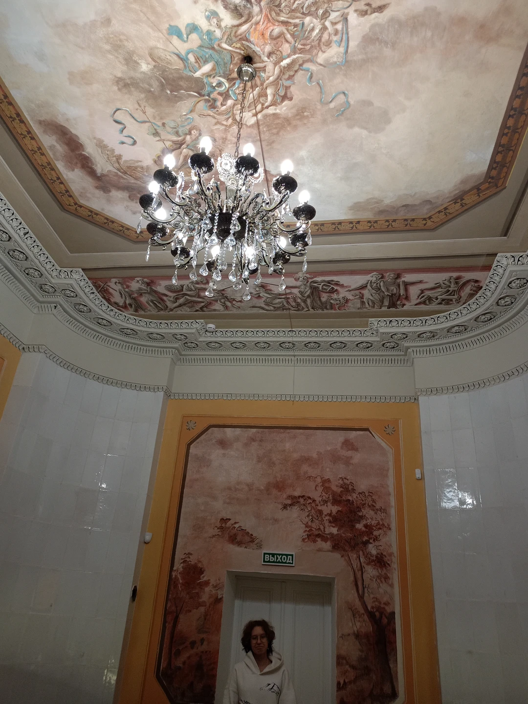 Путешествие началось со встречи в автомобиле Ивана Васильевича - замечательный водитель, профессионал вождения. Наталья уже по