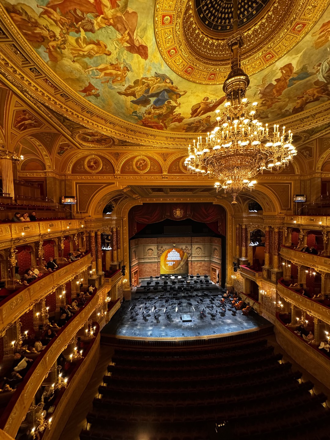 Благодарим Золтана за чудесную экскурсию! За массу впечатлений и положительные эмоции! Золтан обладает прекрасным чувством юмора