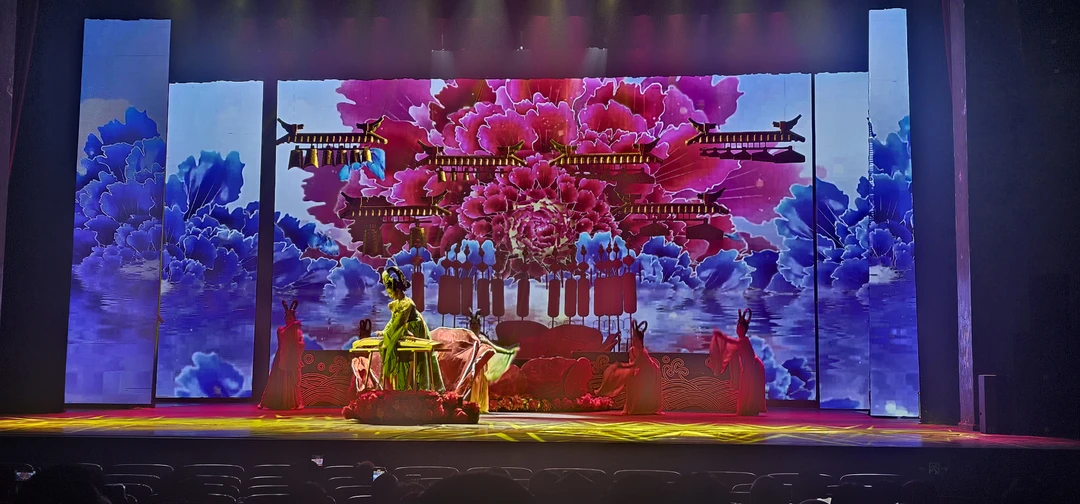 Посетили экскурсию 21.11.25. Гид Света. Все очень понравилось, интересно рассказывала, освещала все интересующие нас нюансы жизни