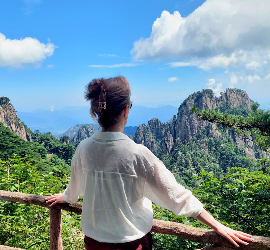 Действительно побывали в Поднебесной. Горы Хуаншань завораживают своей красотой и живописностью. Получили настоящее удовольствие и физ.