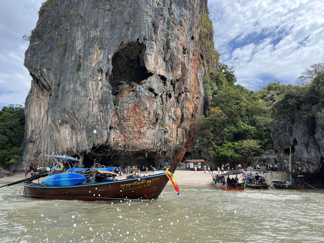 С первых минут стало понятно, что он не просто гид, а человек, который реально «живёт» историей