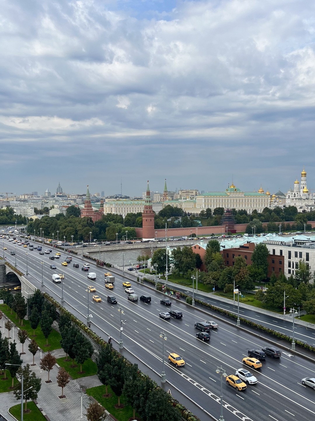 Прекрасная экскурсия! Павел много всего нам рассказал и показал. Мы побывали в самом Доме на набережной