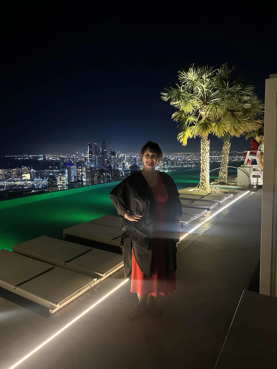 Легкая экскурсия с покатушками и двумя шикарными барами. Бары дорогие, так что рассчитывайте. Но виды там…