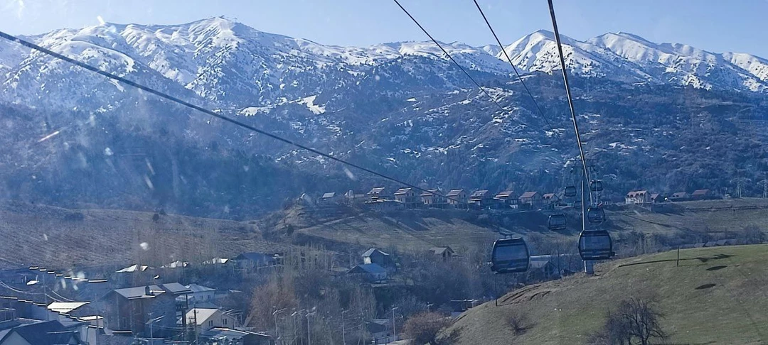 Большое спасибо Сарвару за прекрасную поездку в горы! С утра мы отправились на курорт Амирсой, где