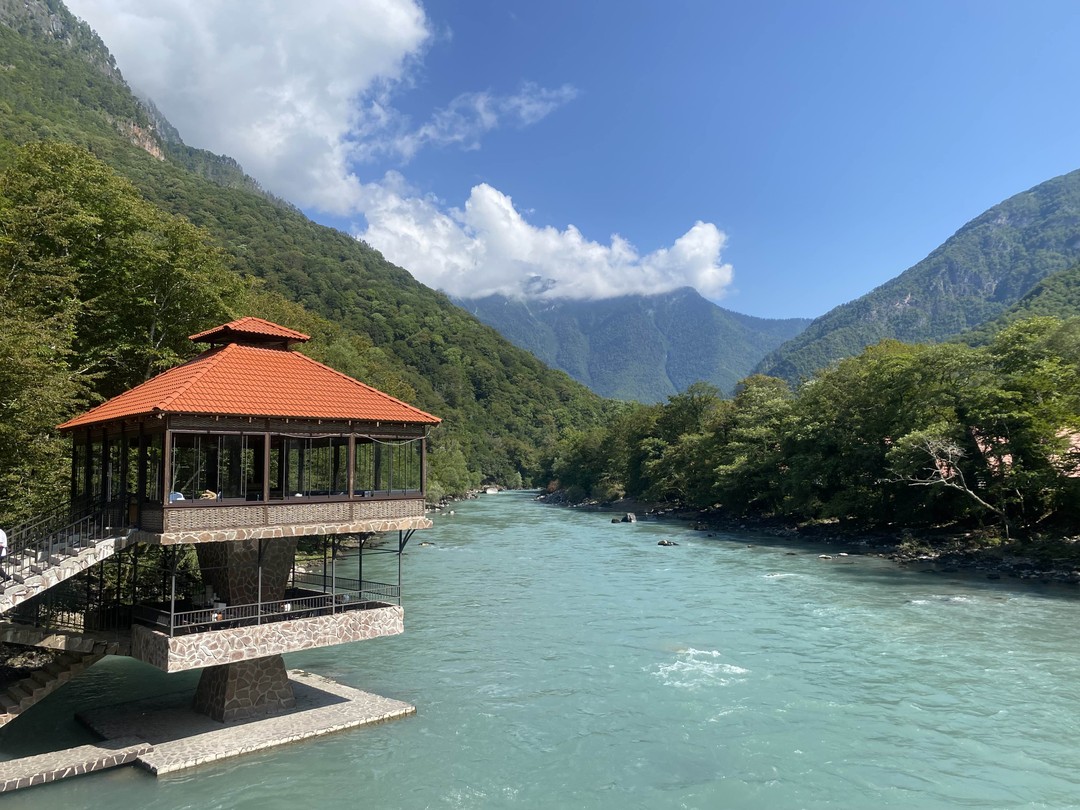 Наша поездка на озеро Рица прошла на одном дыхании. По дороге наш гид Руслан показал нам