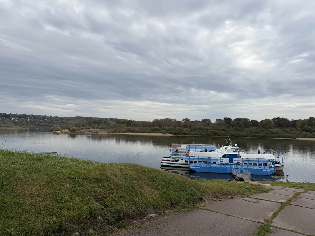 Приятный гид, очаровательная девушка, подробно рассказала обо всех известных писателях, поэтах и знаменитостях, связанных с Тарусой