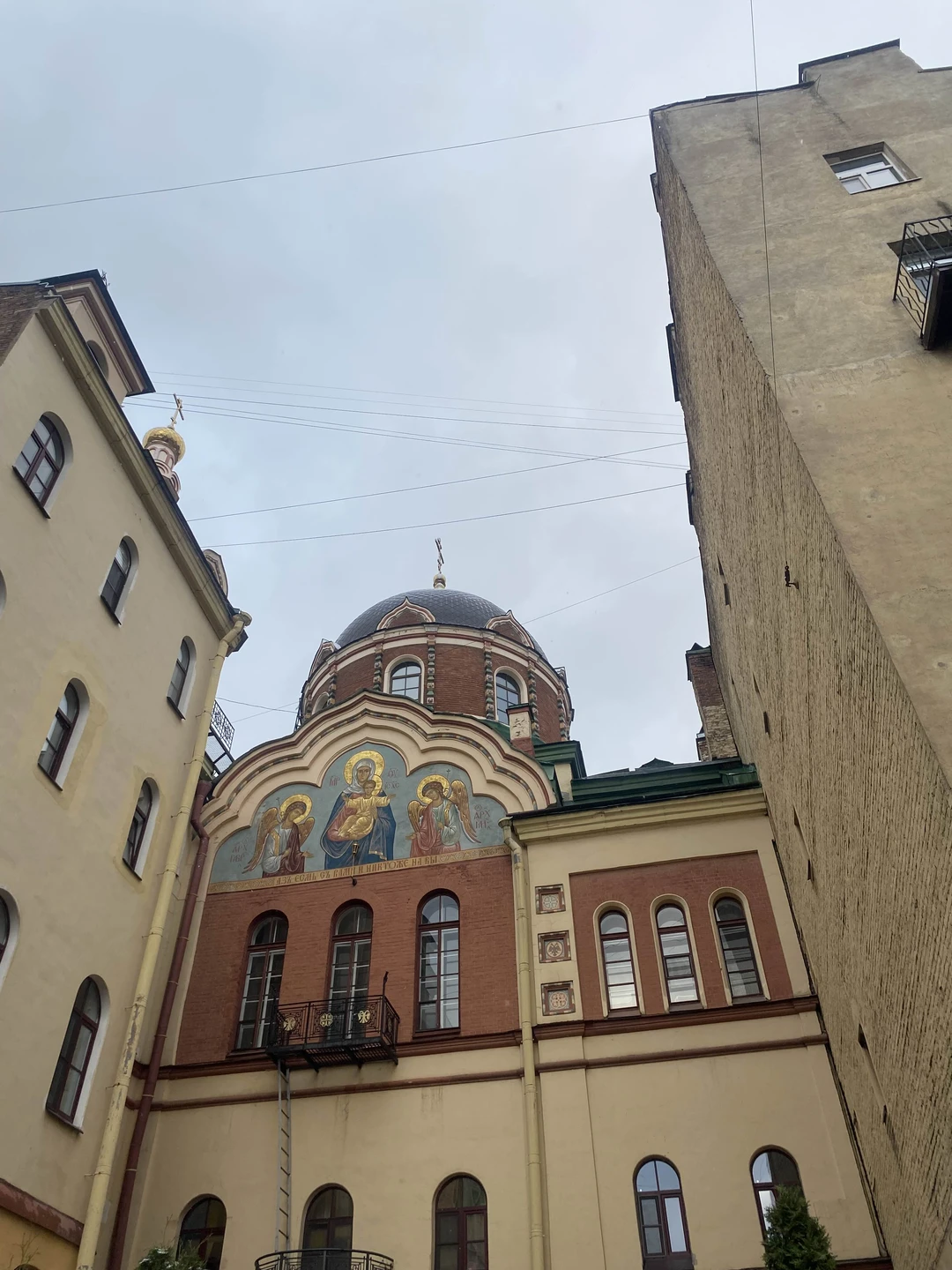 Отличная прогулка по интересным местам, Виктор замечательно рассказывает, показывает необычные дома, дворы … то, чего нет