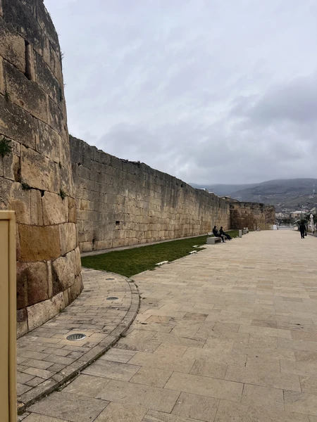 Экскурсию проводил Гаджимурад, огромное ему спасибо за день, который мы с ним провели 🚌. Гаджимурад и