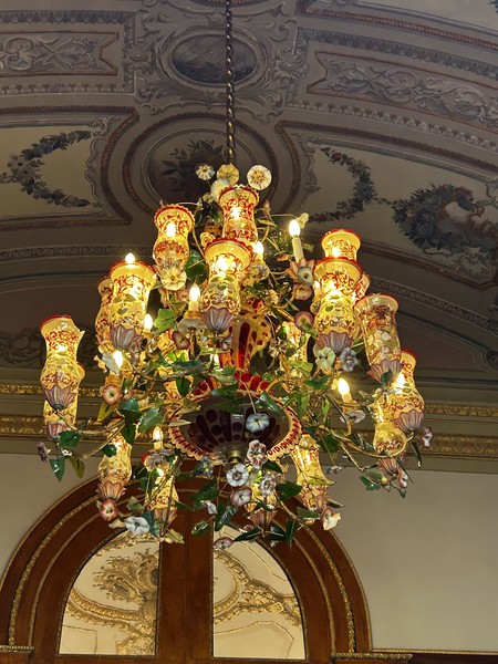 Нашу экскурсию проводил прекрасный рассказчик Рушен. Много интересных подробностей о религии, истории и обычаях, но было