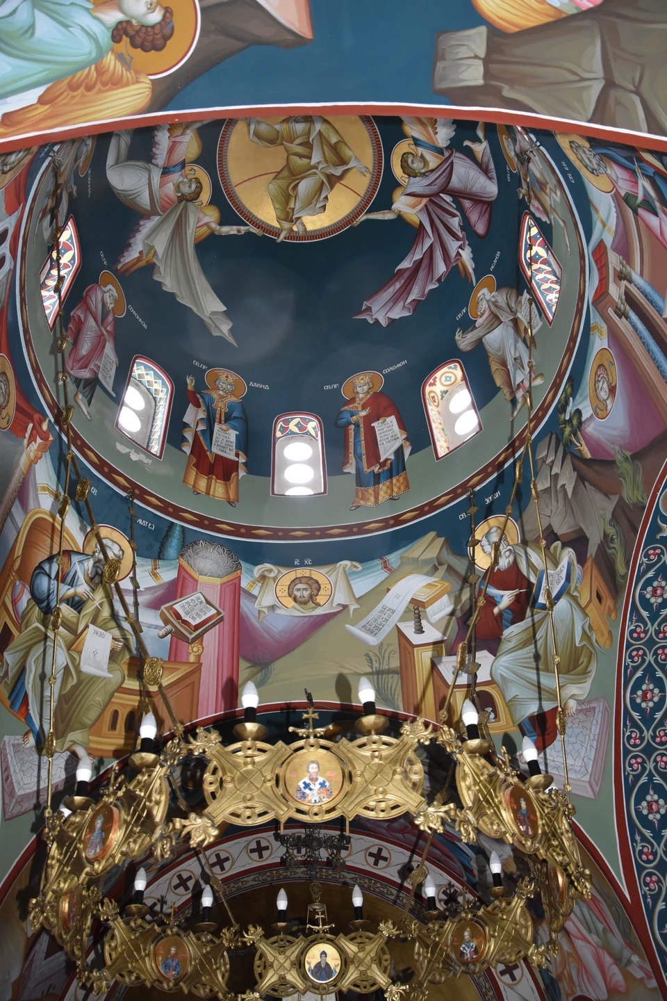 Конечно, путешествовать лучше весной. Но в этом году нам повезло увидеть нетипичную зимнюю Сербию, заваленную снегом