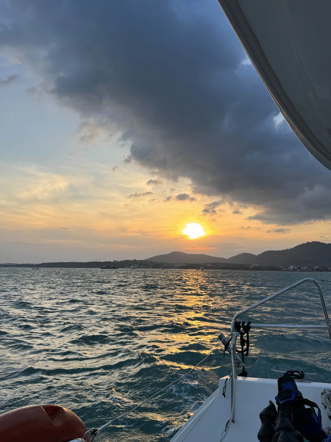 Рыбалка не состоялась ввиду огромных волн, но зато мы насладились морской прогулкой на остров Рача. Но