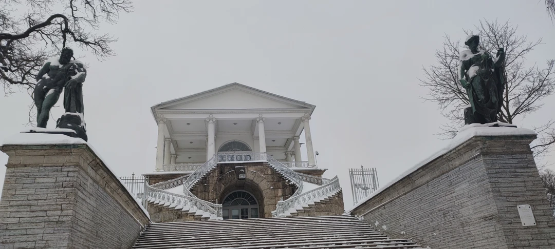 Роскошный дворец, величие убранства завораживает!