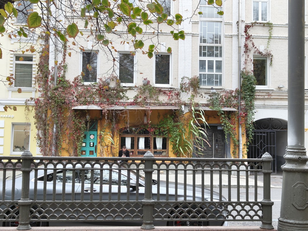 Отличная экскурсия чтобы ознакомиться с историей Патриарших, узнать много любопытных фактов и просто полюбоваться архитектурными красотами