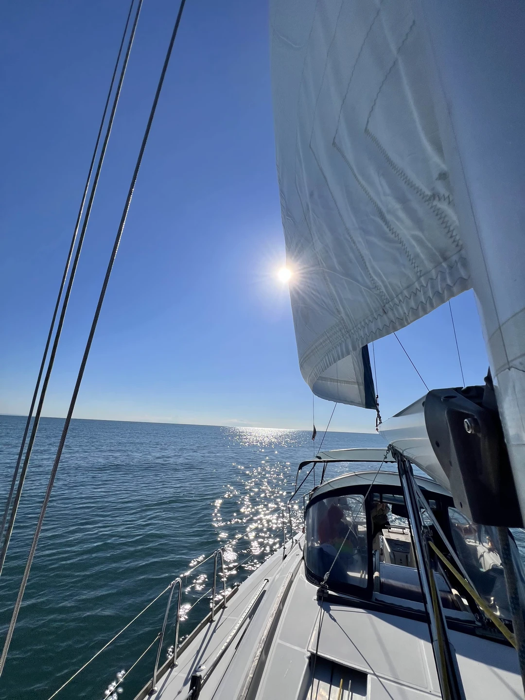 Капитан Константин и яхта Алисия - воплощение стиля и эстетики. Настолько приятное и комфортное было это