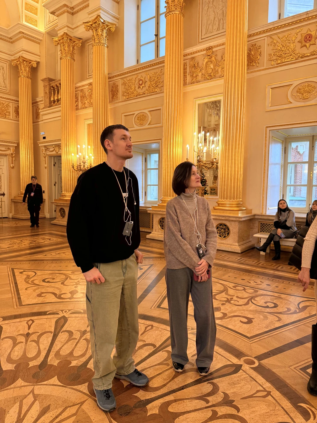 Экскурсия началась вовремя, нам выдали одноразовые наушники, очень удобно оказалось в процессе: была возможность немного отойти