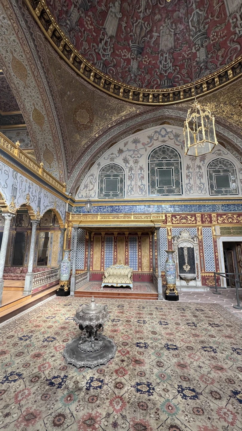 Очень вежливый гид,знает очень много информации,с ней легко ориентироваться в городе,приветлива,терпелива,мы рады,что были с вами 💘