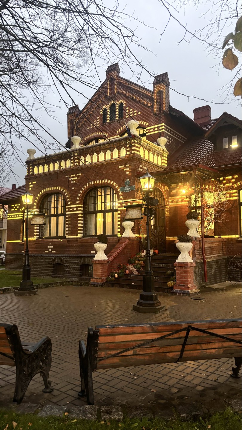 Экскурсия понравилась. Всё было четко организовано. Мы ездили со Светланой. Очень симпатичный городок Зеленоградск, такой нарядный