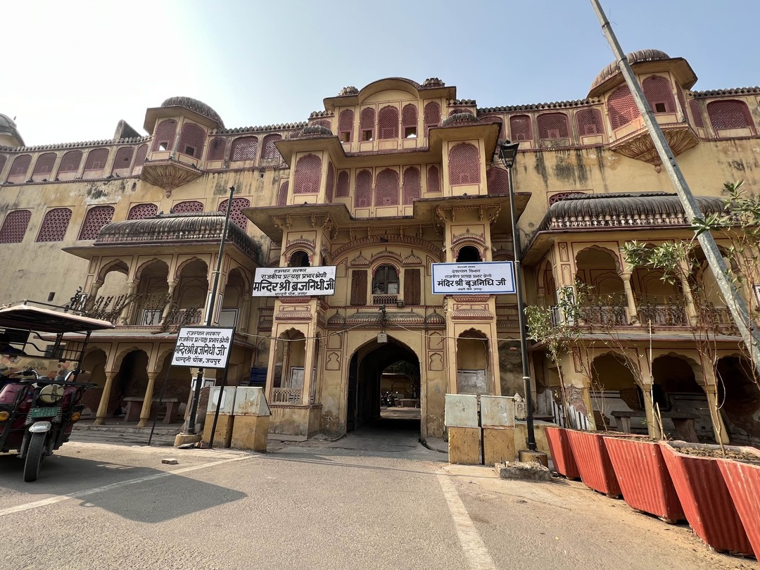 Всё организовано хорошо. Гиды хорошо говорят по русски. Ничего лишнего не предлагают. Рекомендую экскурсию и организатора. Как