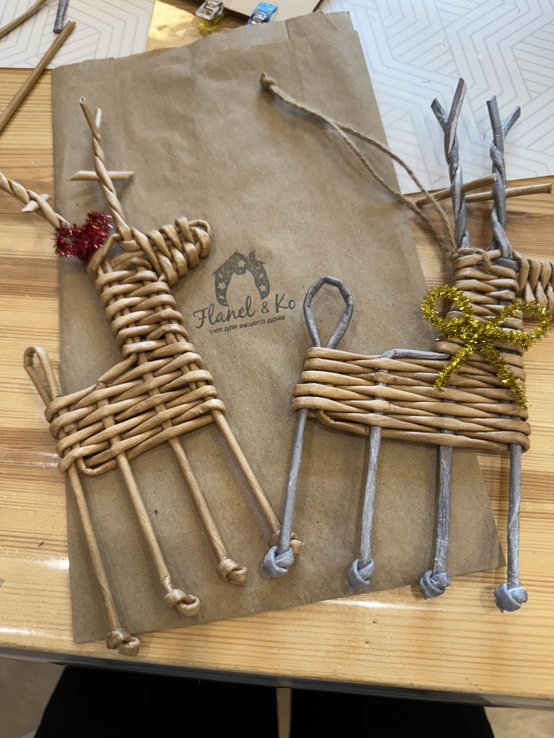 Ходили семьей на мастер-класс по плетению оленя из бумажной лозы. Нам всем очень понравилось! Все было