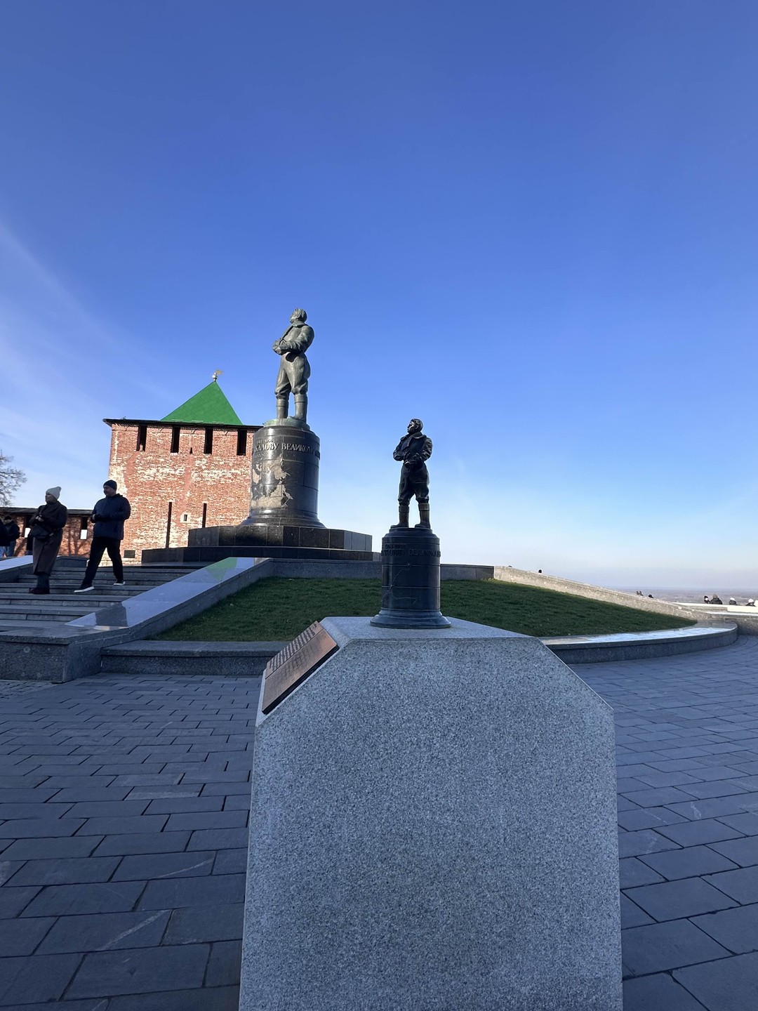 Нам понравилась экскурсия с Павлом. Спокойная прогулка по основным местам, начиная от Покровки далее по Кремлю