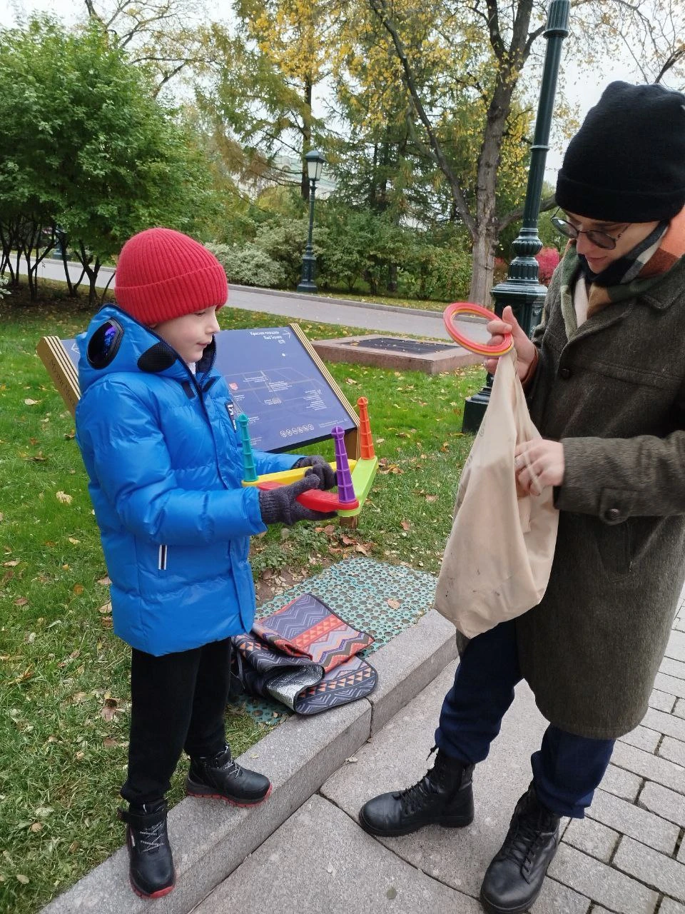 Были на экскурсии вместе с внуком 6,5 лет, мы оказались единственными слушателями, и гид Никита провел
