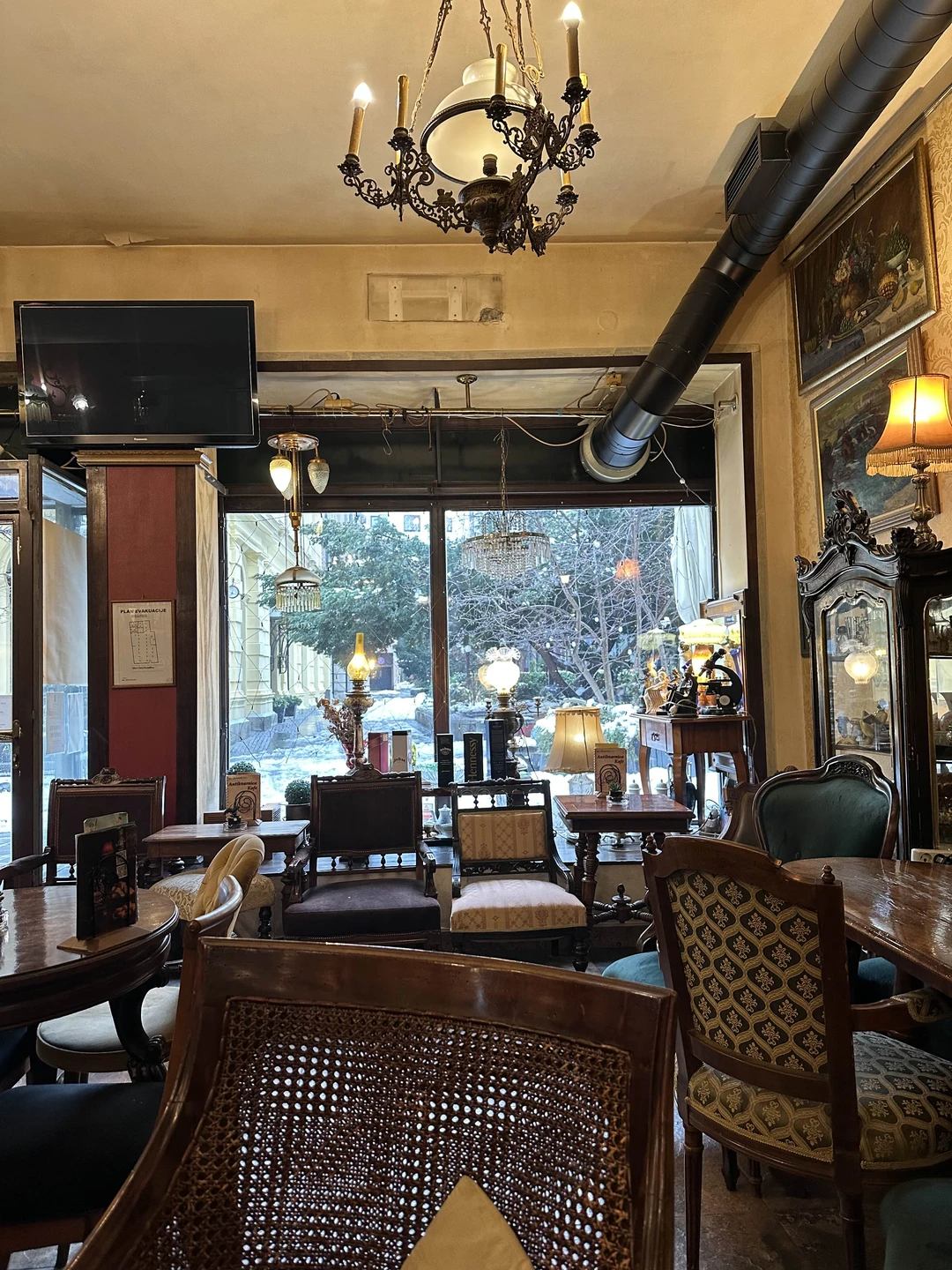 Спасибо Татьяне за экскурсию. Было настолько интересно, что даже не ожидали) удалось посетить также аутентичную кофейню