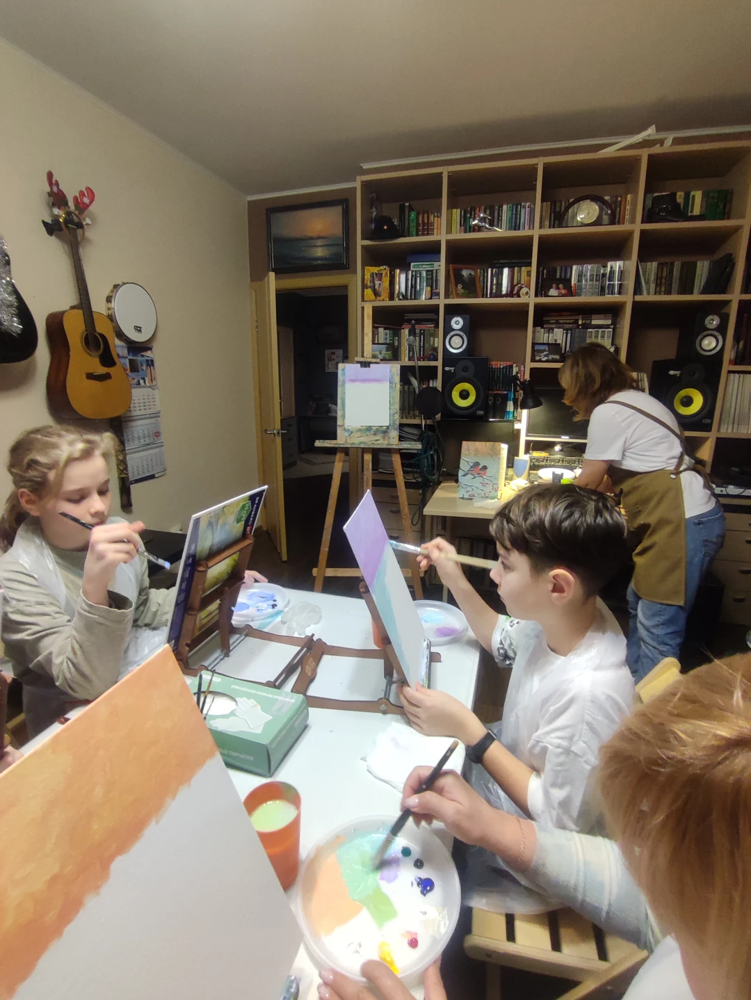 Нам посчастливилось побывать на мастер-классе по живописи у Ирины. И это был не просто мастер -