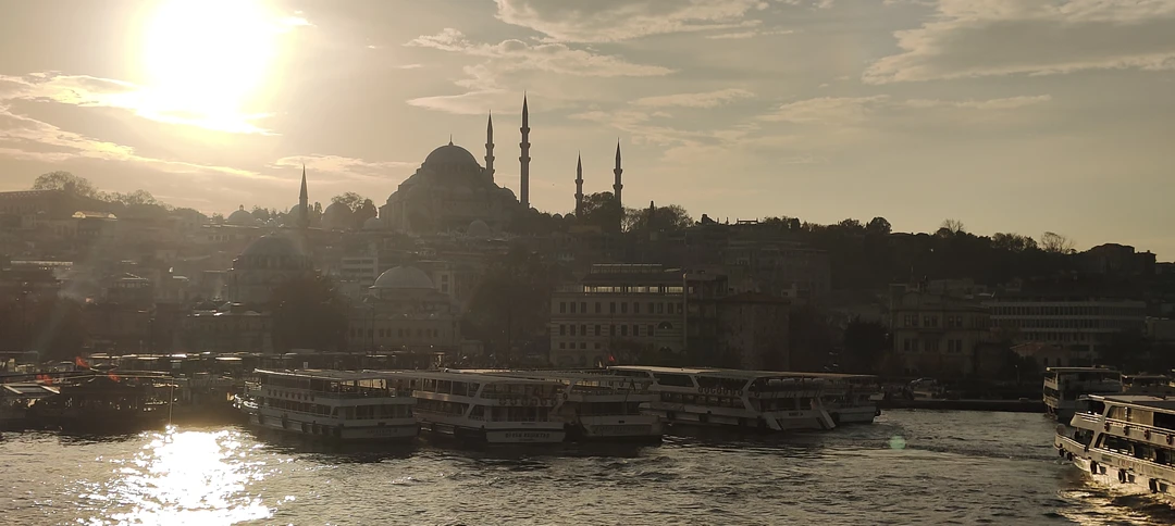 Гидом был Евгений. Весёлый и разговорчивый мужчина. Окунул и в историю, и рассказал о современной Турции