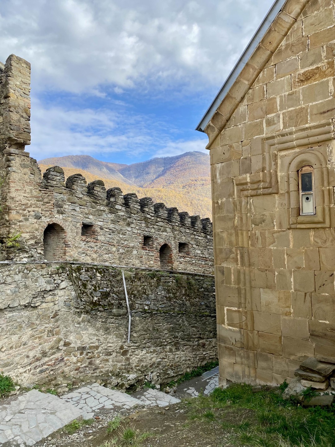 Казбек из Тбилиси: целебные травертины и волшебство горной долины (Виктория)