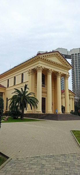 Потрясающая экскурсия с интересными локациями и нестандартными фактами, пропущенными через личное видение автора. Живое общение, пытливый