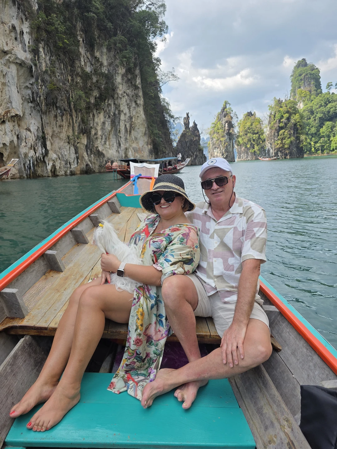 Очень интересное, увлекательное и красочное путешествие по озеру, завораживающее, сказочное зрелище. Очень советую посетить эти места