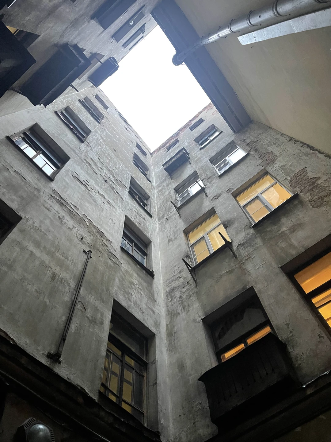 Потрясающая экскурсия, именно такие экскурсии и дают возможность узнать, понять и полюбить город. Я считала, что